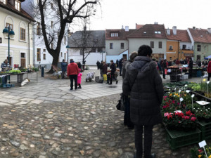 Piaristické náměstí v Budějcích zase ožilo tradičními trhy. Jsou vždy v sobotu a ve čtvrtek