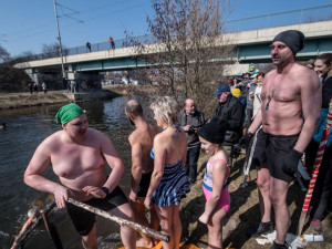 Promrzlé pijavice ukončili otužovací sezonu posledním ponorem do Malše.