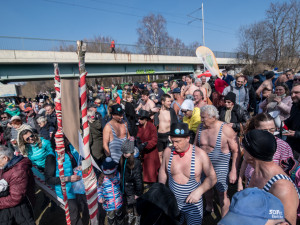 Promrzlé pijavice ukončili otužovací sezonu posledním ponorem do Malše.