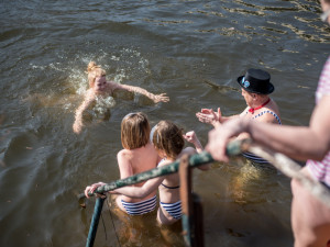 Promrzlé pijavice ukončili otužovací sezonu posledním ponorem do Malše.