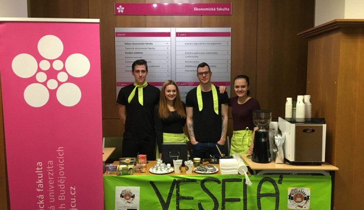 Studenti prodávají kávu. Výtěžek půjde na podporu Potravinové banky.