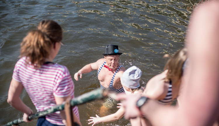 Promrzlé pijavice ukončili otužovací sezonu posledním ponorem do Malše.