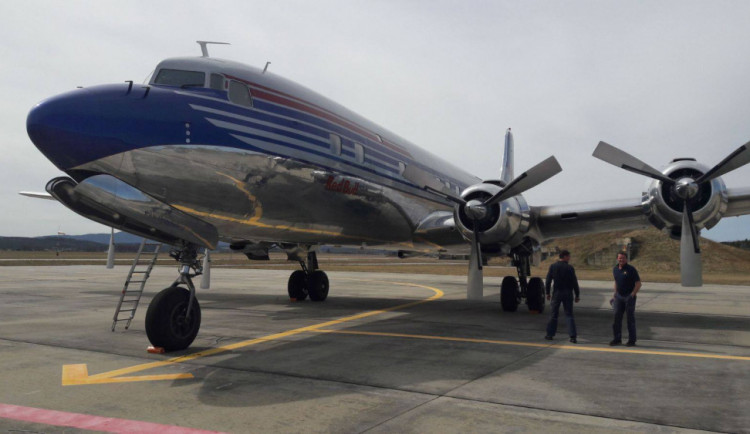 Douglas DC - 6 stáje Red Bull na stojánce Letiště České Budějovice