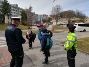 Českokrumlovští policisté dohlížejí na přechody pro chodce.