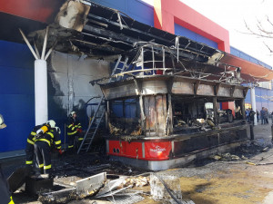 VIDEO: U budějckého Tesca shořel stánek s občerstvením