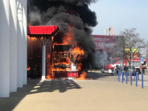 Požár stánku s občerstevním u budějckého Tesca.