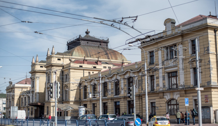 Budova vlakového nádraží už nějaký ten pátek reprezentativně nevypadá.
