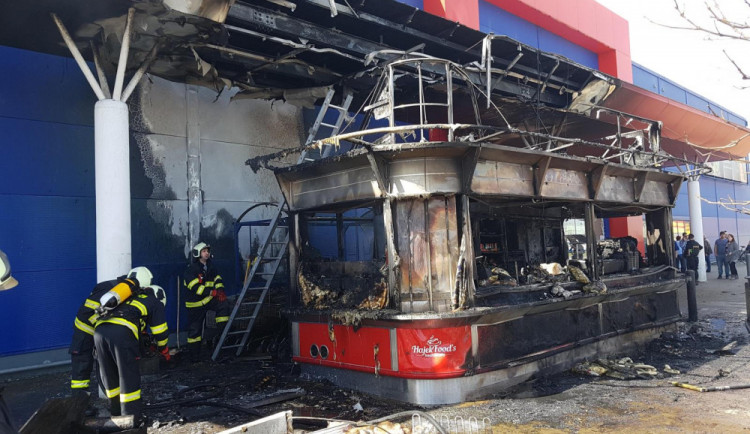 Požár stánku s občerstvením u budějckého Tesca.