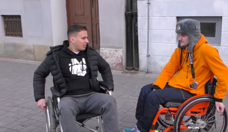 I v Budějcích je na vozíčkáře několik nástrah.