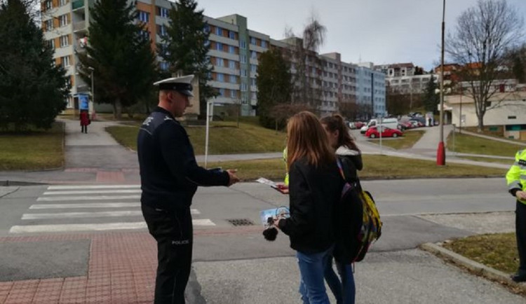 Českokrumlovští policisté dohlížejí na přechody pro chodce.