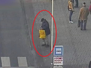 Poznáte muže na fotografii?