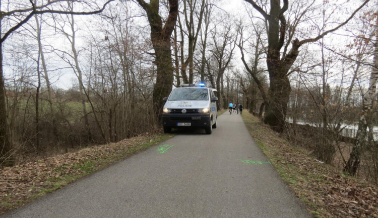 Policie vyšetřuje dopravní nehodu dvou cyklistů, kteří se střetli na cyklostezce mezi Bavorovicemi a Hlubokou nad Vltavou.