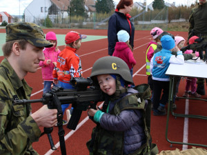 Děti strávily dopoledne se strakonickými vojáky