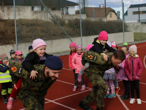 Ve středu 4. dubna zavítali vojáci do mateřské školy ve Volyni
