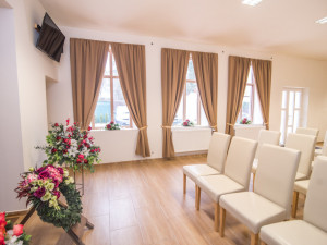 Menší síň nabízí intimitu individuálního rozloučení.