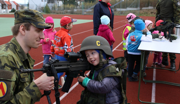 Ve středu 4. dubna zavítali vojáci do mateřské školy ve Volyni