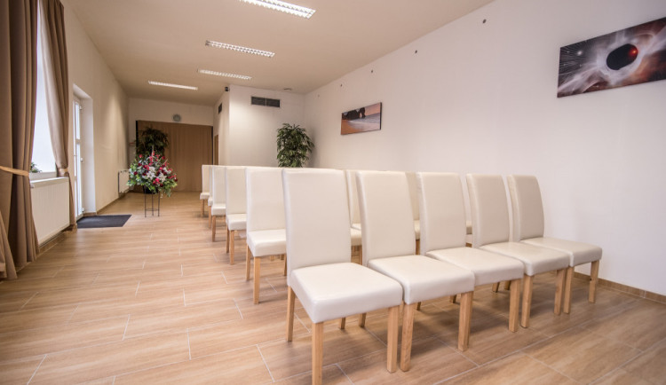 Menší síň nabízí intimitu individuálního rozloučení.