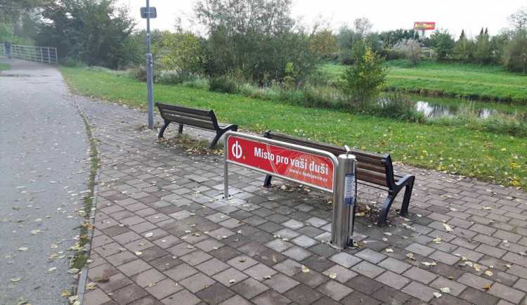 Cyklopumpa na cyklostezce u dětského hřiště v Plzeňské ulici ve směru na Hlubokou nad Vltavou.