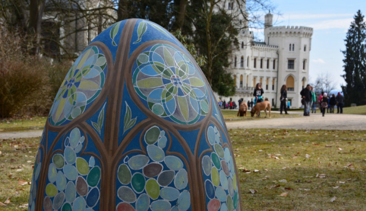 Obří kraslice v Hluboké nad Vltavou.