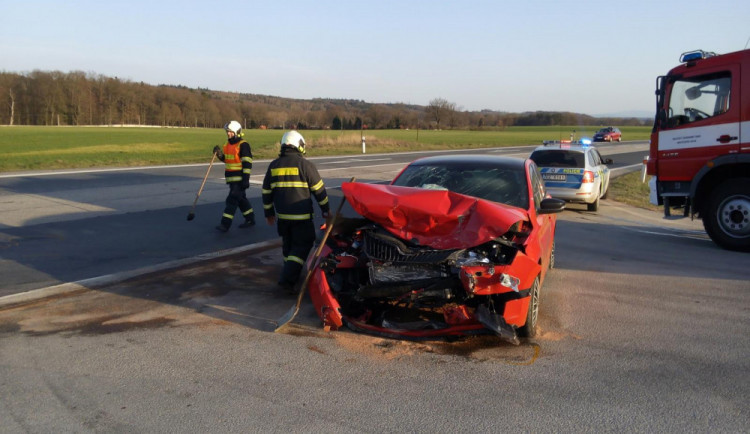Vážná nehoda dvou aut v Protivíně si vyžádala pět zraněných osob