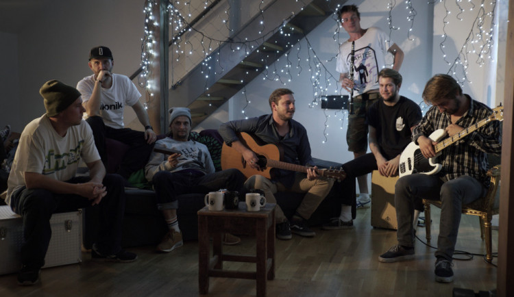Duben ve Velbloudu slibuje pořádnou party s Pio Squad, kapelou Nuly nebo Znouzectnost