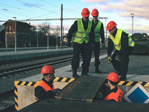 Uložení přejezdových můstků před zahájením nakládání techniky.