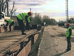 Odstrojování železničního vozu.