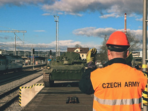 Strakoničtí vojáci procvičovali nakládání techniky na železnici