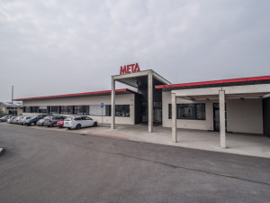 Firma META skladovací technika na Rudolfovské třídě v Českých Budějovicích patří mezi lídry ve výrobě ocelových konstrukcí a speciálních těžkých regálů pro průmysl a obchod.