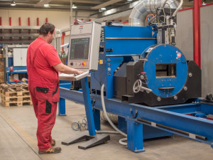 Firma META skladovací technika na Rudolfovské třídě v Českých Budějovicích patří mezi lídry ve výrobě ocelových konstrukcí a speciálních těžkých regálů pro průmysl a obchod.