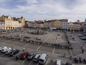 VIDEO: V Budějcích lidé vytvořili živý řetěz kolem náměstí, aby uctili památku obětí tábora v Letech