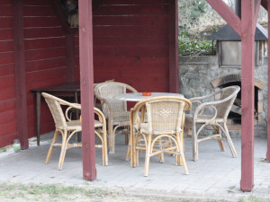 Venkovní posezení na zahradě.