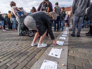 Pietní shromáždění za oběti koncentračního tábora v Letech u Písku se v pondělí 9. dubna uskutečnilo na náměstí Přemysla Otakara II. v Českých Budějovicích.
