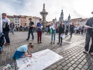 Pietní shromáždění za oběti koncentračního tábora v Letech u Písku se v pondělí 9. dubna uskutečnilo na náměstí Přemysla Otakara II. v Českých Budějovicích.
