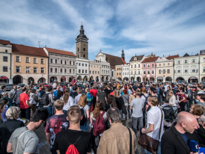 Pietní shromáždění za oběti koncentračního tábora v Letech u Písku se v pondělí 9. dubna uskutečnilo na náměstí Přemysla Otakara II. v Českých Budějovicích.
