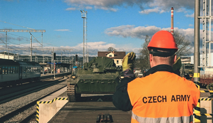 Najíždění a navádění pásové techniky.