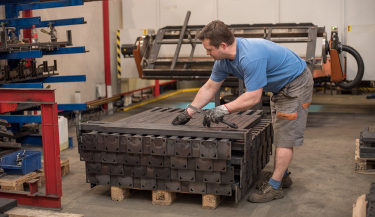 Firma META skladovací technika na Rudolfovské třídě v Českých Budějovicích patří mezi lídry ve výrobě ocelových konstrukcí a speciálních těžkých regálů pro průmysl a obchod.