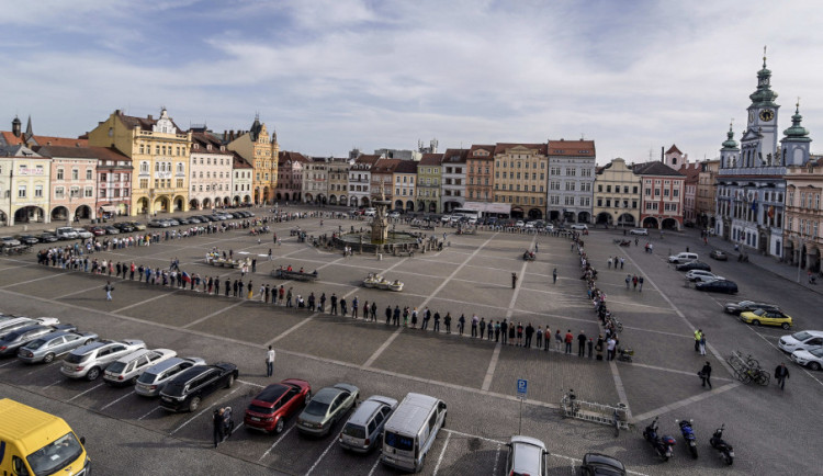 Lidský řetěz kolem celého náměstí Přemysla Otakara II. v Českých Budějovicích vytvořili účastníci piety.