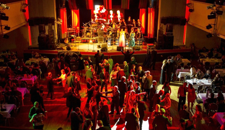 SOUTĚŽ: Muzikantský bál v budějckém Metropolu je tradičním vrcholem plesové sezony