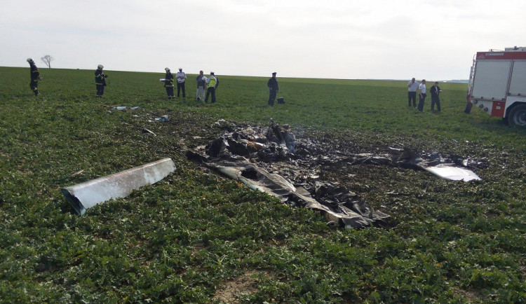 Pád malého letadla u Veselí nad Lužnicí nepřežili dva lidé.