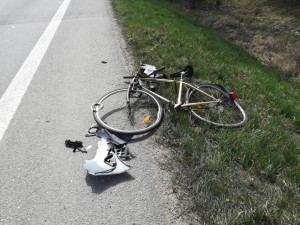 Cyklista po střetu s autem zemřel v nemocnici