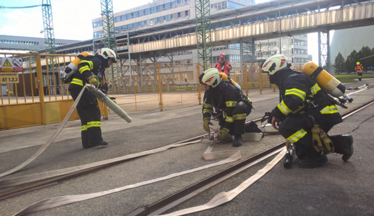 V rámci cvičení likvidovala temelínská hasičká jednotka fiktivní požár transformátoru