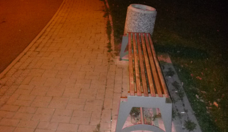 Lavička po posezení náctiletých chlapců.