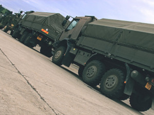 Kolona vojenských vozidel je připravena k odjezdu na cvičení.