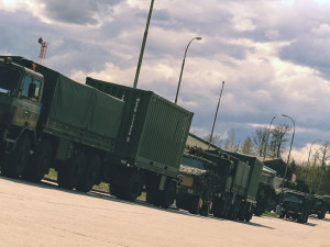 Vojáci se na cvičení přesunuli s 60 kusy bojové techniky.