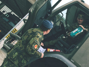 Kontrola vybavení před odjezdem.