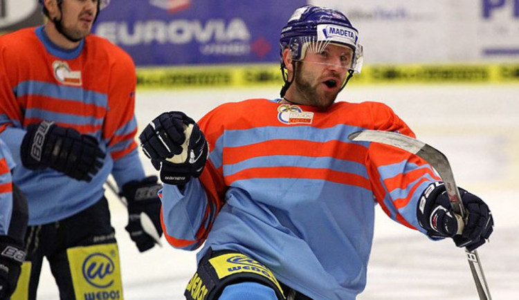 Nový trenér ČEZ Motor České Budějovice Václav Prospal zavádí do skládání hokejového kádru nový prvek. Novinkou budou například kontrakty na zkoušku, neboli try-outy. Na ty přichází pětice vesměs mladých hokejistů, mezi nimi ale i zkušený Vladimír Škoda.