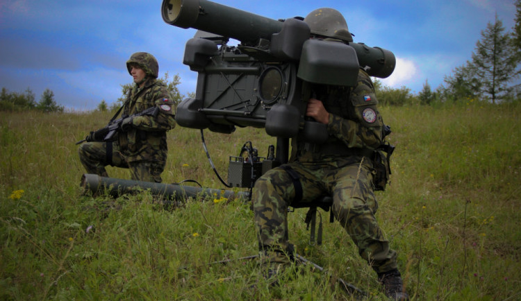 Jednotka je vyzbrojena protiletadlovými raketovými komplety RBS-70.