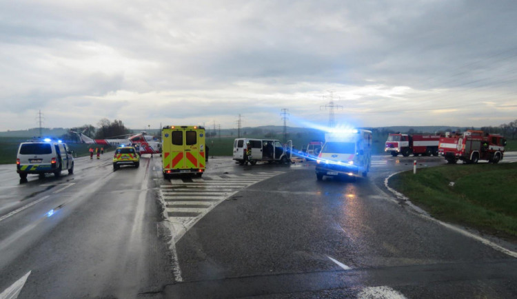 Při střetu dodávky a hasičské cisterny u Let na Písecku bylo zraněno pět osob