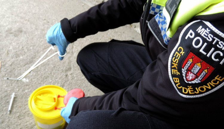 Také českobudějovičtí strážníci se i letos zapojí do celorepublikové akce Jehla. V úterý 17. dubna budou čistit své město od použitých jehel a injekčních stříkaček.